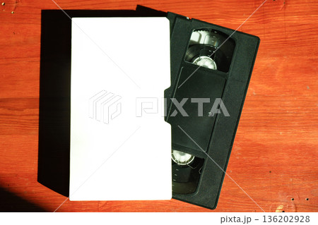 白いケースから取り出されたVHSビデオテープ 懐かしいホームビデオの記録 136202928