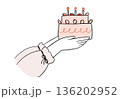 ケーキを差し出す女性の手 136202952