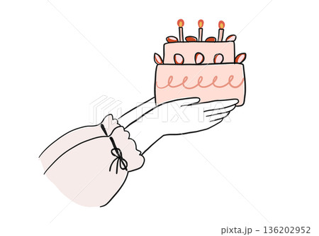 ケーキを差し出す女性の手 136202952