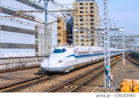 日本の横浜都市景観インバウンド続く…新横浜駅前の新幹線や横浜プリンスホテル(左)などを望む。未来へ 日本の横浜都市景観インバウンド続く…新横浜駅前の新幹線や横浜プリンスホテル(左)などを望む。未来へ 136203063