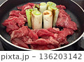 フライパンで焼くすき焼きの具材 牛肉と長ネギ 調理開始 136203142