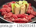 フライパンで焼くすき焼きの具材 牛肉と長ネギ 調理開始 136203143