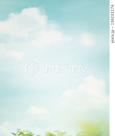 【空と雲の背景素材】淡いブルーの空に広がる雲とコピースペース｜爽やかで使いやすいナチュラル背景 136203174