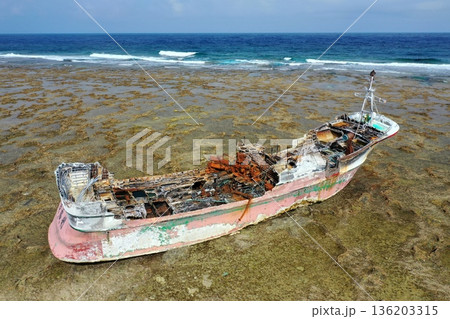 サンゴ礁のリーフに座礁した難破船 136203315