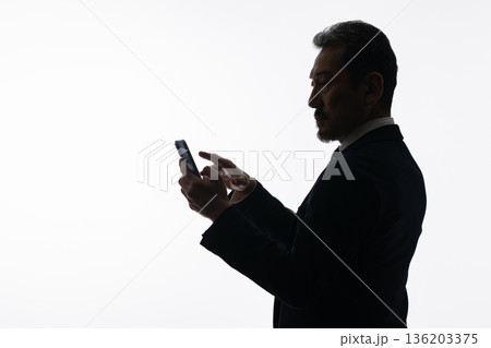 スマートフォンを見るビジネスマン 136203375
