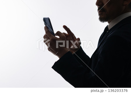 スマートフォンを見るビジネスマン スマートフォンを見るビジネスマン 136203376