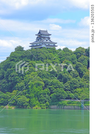 愛知県犬山市、国宝犬山城と木曽川の風景 愛知県犬山市、国宝犬山城と木曽川の風景 136203503