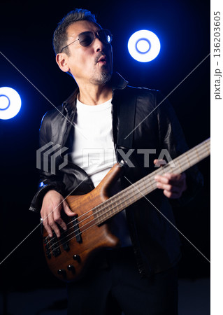 ステージでギターを弾く男性 136203605