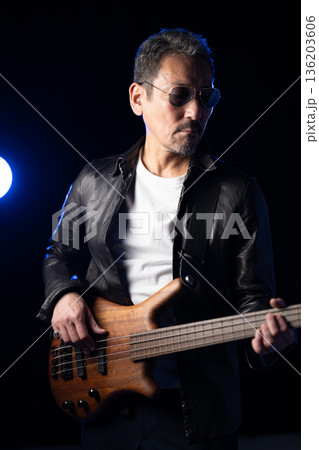 ステージでギターを弾く男性 ステージでギターを弾く男性 136203606