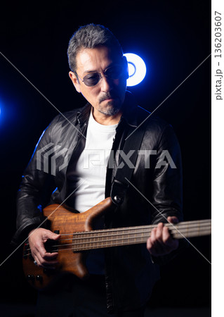 ステージでギターを弾く男性 136203607