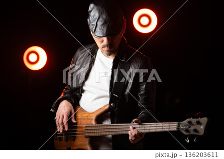 ステージでギターを弾く男性 ステージでギターを弾く男性 136203611