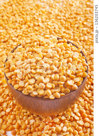 Uncooked, split, yellow peas in bowl. Dry peas grains. 136203745