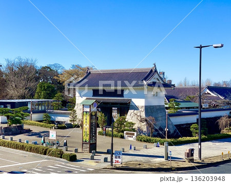 青空に映える岡崎城大手門〈岡崎城公園/愛知県岡崎市〉 136203948