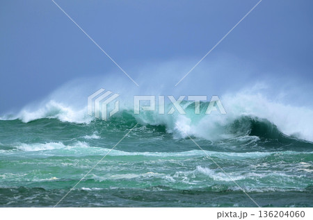 台風接近で大荒れの海 136204060