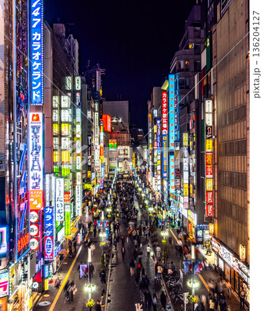 新宿　夜の歌舞伎町 136204127