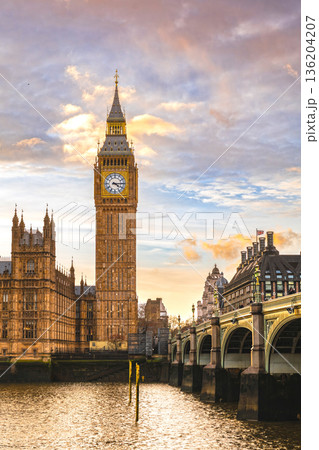ロンドン 夕暮れのエリザベス・タワー(ビッグ・ベン) ロンドン 夕暮れのエリザベス・タワー(ビッグ・ベン) 136204207