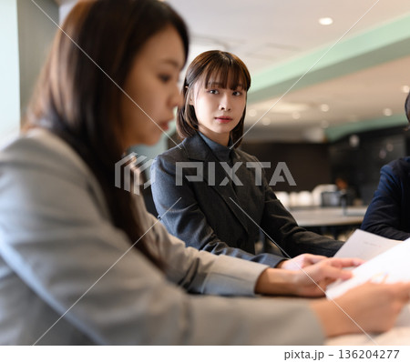 会議中の真剣な女性たち 会議中の真剣な女性たち 136204277