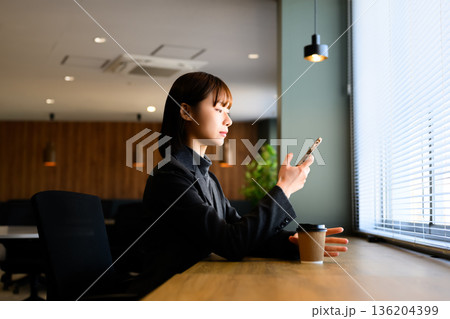 女性がスマホ操作中 136204399