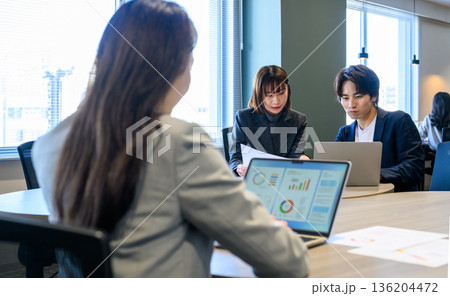 会議でデータ分析する人々 会議でデータ分析する人々 136204472