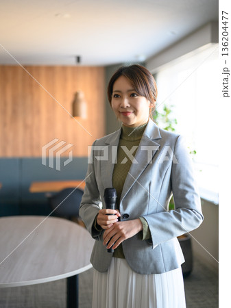 女性がマイクを持つ 136204477