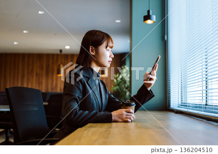 女性がスマホで休憩 女性がスマホで休憩 136204510