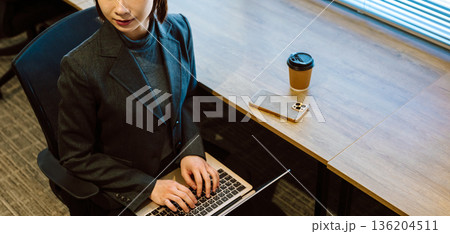 女性がPCで作業 136204511
