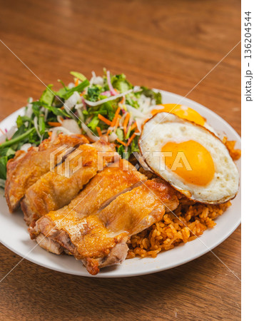 チキンステーキとジャンバラヤのプレート チキンステーキとジャンバラヤのプレート 136204544