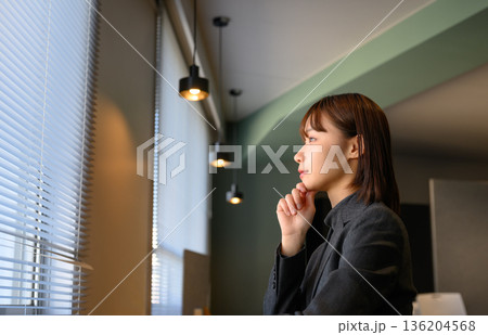 オフィスで考える女性 オフィスで考える女性 136204568