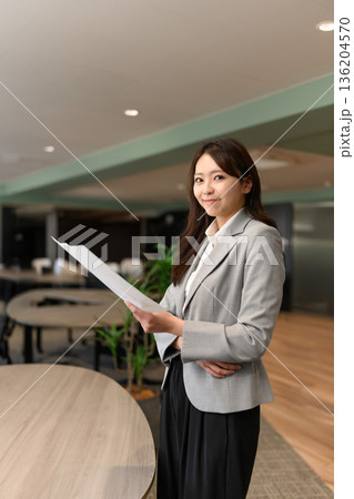 書類を持つ笑顔の女性 136204570
