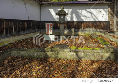 寒河江　華蔵院　寅さんの腰掛け石　山形県寒河江市 136205371