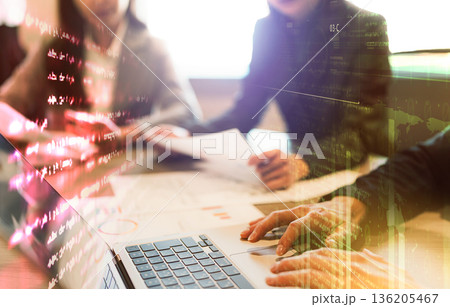 会議でPC操作と資料確認 136205467