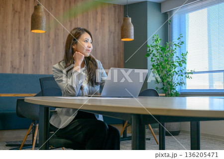 オフィスで未来を見つめる女性 136205471