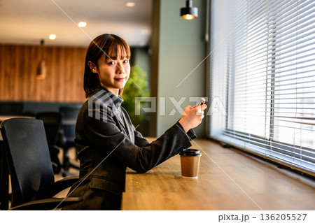 オフィスで休憩する女性 136205527