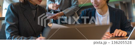 ビジネスミーティングでPC確認 136205528