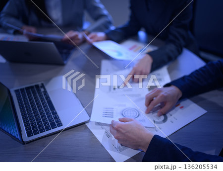 会議で資料を確認 136205534