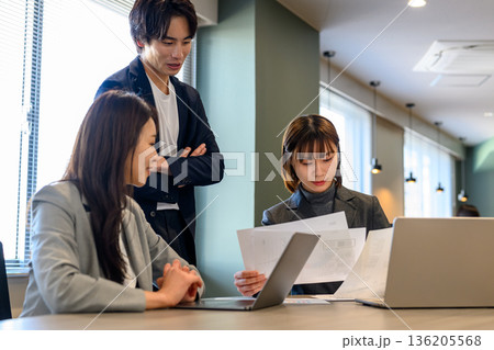 オフィスでの書類確認 136205568