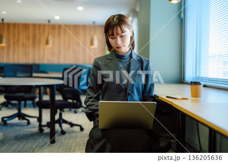オフィスでノートPC作業する女性 オフィスでノートPC作業する女性 136205636