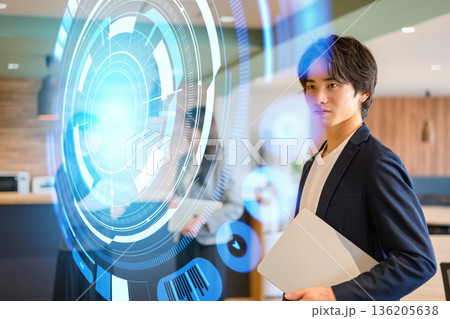 オフィスで立つ日本人男性 136205638