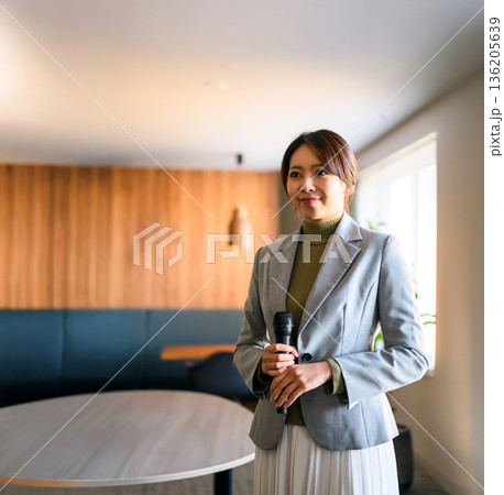 女性がマイクを持つ 136205639