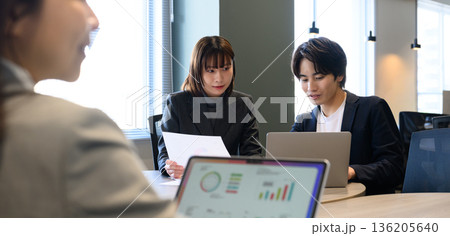 オフィスでのデータ分析会議 136205640