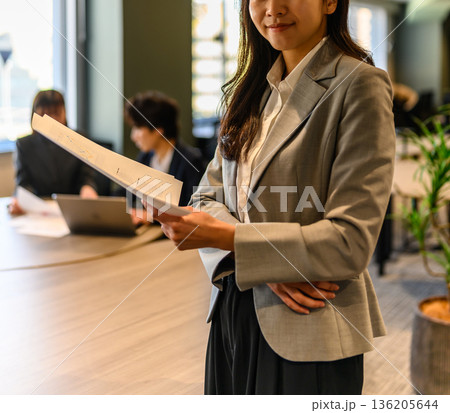 書類を持つビジネス女性 書類を持つビジネス女性 136205644