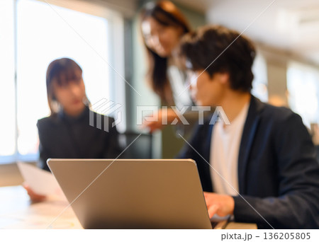 オフィスでのPC作業と相談 オフィスでのPC作業と相談 136205805