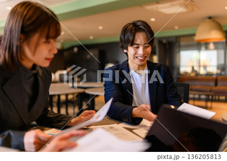 オフィスでの打ち合わせ風景 136205813