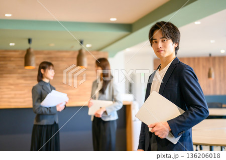 自信ある男性ビジネスパーソン 自信ある男性ビジネスパーソン 136206018
