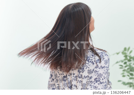 ストレートヘアの若い女性の後ろ姿 136206447