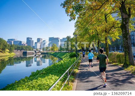 皇居外周を走るランナーと丸の内のビル群の風景 皇居外周を走るランナーと丸の内のビル群の風景 136209714