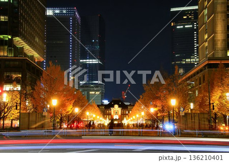 イルミネーションに彩られた『行幸通り』と『中央停車場』… 夜景の【東京駅】 イルミネーションに彩られた『行幸通り』と『中央停車場』… 夜景の【東京駅】 136210401