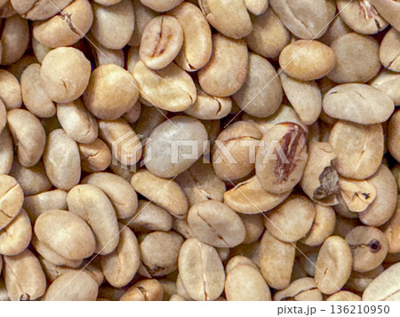 焙煎前のコーヒーの生豆 焙煎前のコーヒーの生豆 136210950