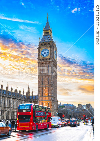 ロンドン　夕暮れのエリザベス・タワー（ビッグ・ベン） 136211125