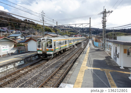 津久田駅を発車する上り普通列車 211系 津久田駅を発車する上り普通列車 211系 136212801